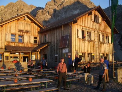 001-Morgendlicher Aufbruch an der Totalphuette